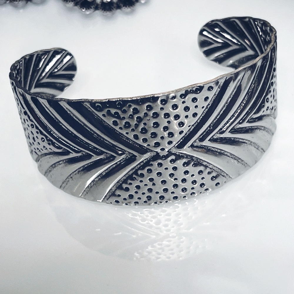 Silver Nature-Inspired Cuff Bracelet with Intricate Design - Picture 3 of 4